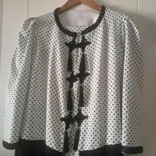 Conjunto chaqueta y pantalón lunares