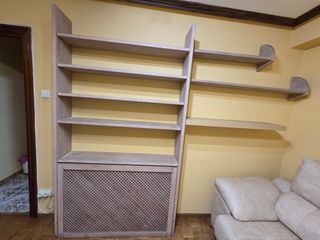 Estantería madera con cubre radiador