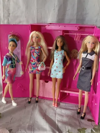 Lote de 4 Muñecas Barbie y armario