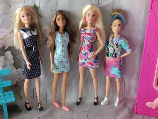 Lote de 4 Muñecas Barbie y armario