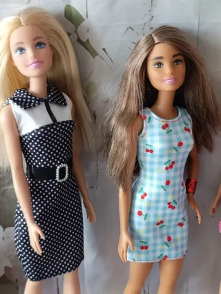 Lote de 4 Muñecas Barbie y armario