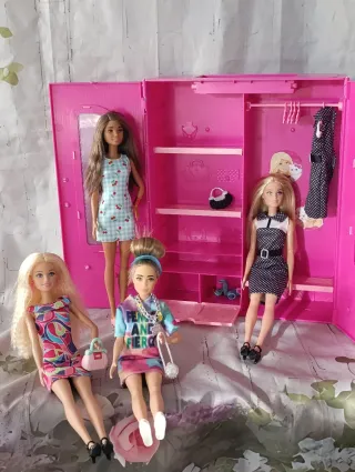 Lote de 4 Muñecas Barbie y armario