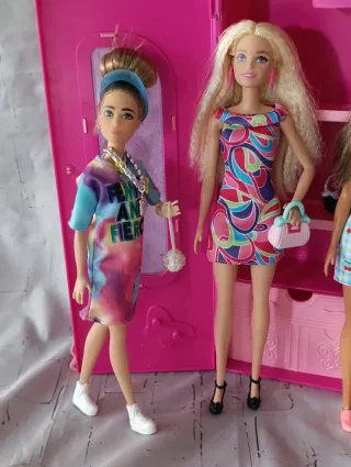 Lote de 4 Muñecas Barbie y armario