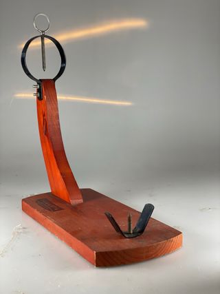 Suporte para presunto em madeira e metal