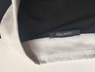 Camisa negra cuello y puños blancos