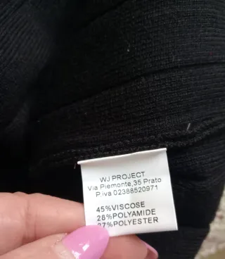 Vestido negro de punto con botones dorados