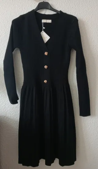 Vestido negro de punto con botones dorados