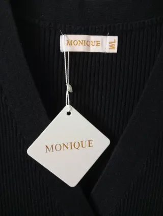 Vestido negro de punto con botones dorados