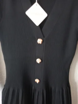 Vestido negro de punto con botones dorados