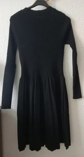 Vestido negro de punto con botones dorados