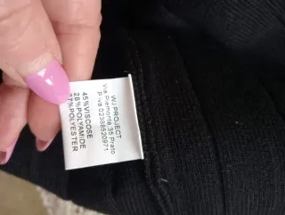 Vestido negro de punto con botones dorados