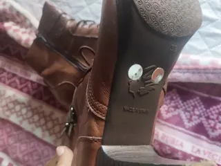 Botines marrones con cordones y hebillas