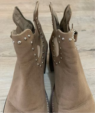 Botines de ante beige con tachuelas