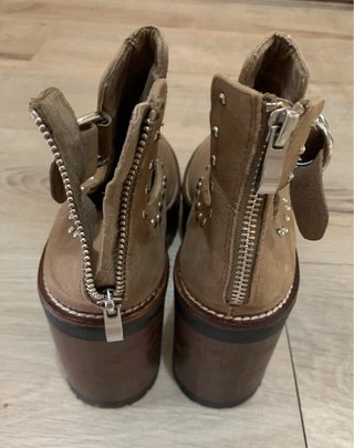 Botines de ante beige con tachuelas