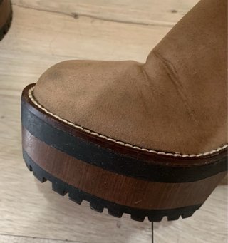 Botines de ante beige con tachuelas