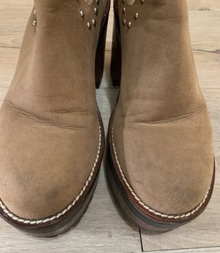 Botines de ante beige con tachuelas