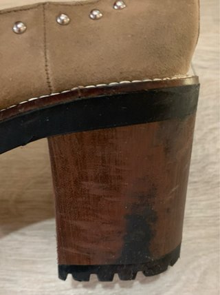 Botines de ante beige con tachuelas
