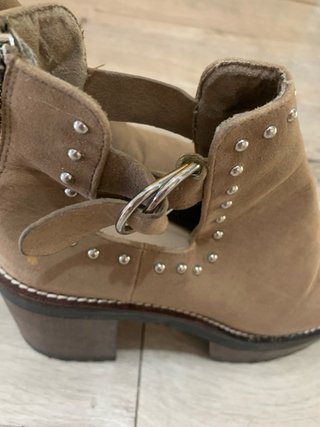 Botines de ante beige con tachuelas