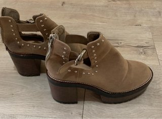 Botines de ante beige con tachuelas