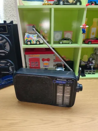 Radio Panasonic RF-2400 Portátil AM/FM Vintage