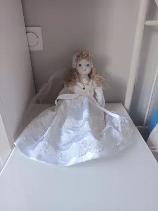 Muñeca de porcelana vestida de novia