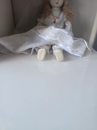 Muñeca de porcelana vestida de novia