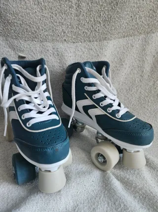 Patines de ruedas azul y blanco