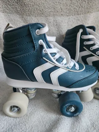 Patines de ruedas azul y blanco