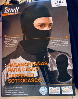 Casco de moto rojo con mochila y pasamontañas