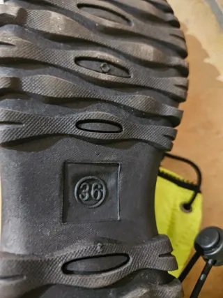 Stivali impermeabili gialli e neri