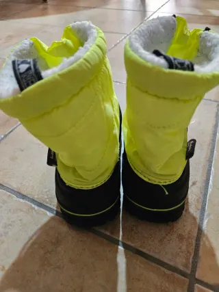 Stivali impermeabili gialli e neri