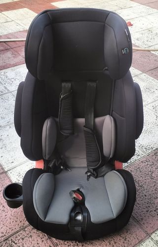 Silla de coche negra y gris