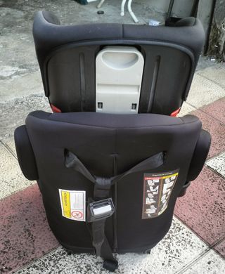 Silla de coche negra y gris