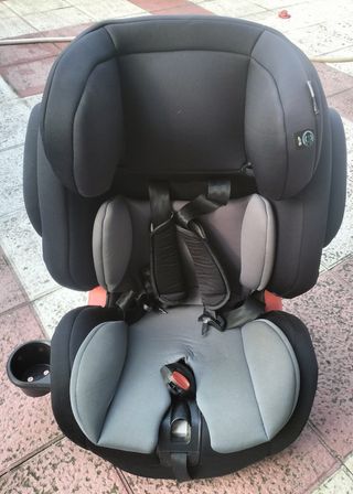 Silla de coche negra y gris