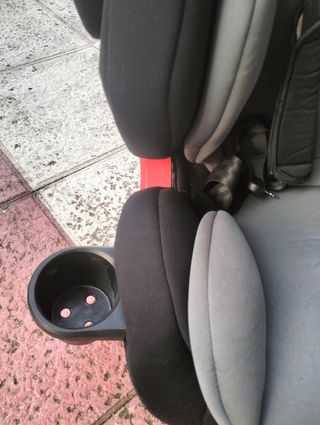 Silla de coche negra y gris