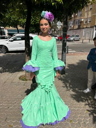 Traje de flamenca verde y morado