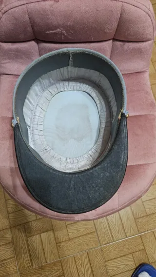 Gorra militar gris y roja