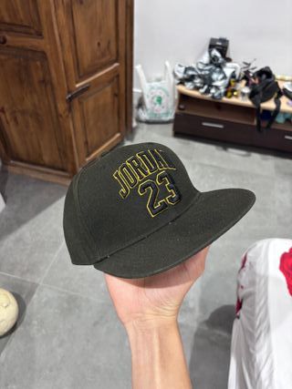 Gorra Negra con Diseño de Búho