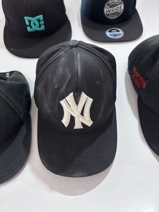 Gorra Negra con Diseño de Búho