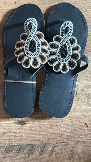 Sandalias mujer negras con abalorios