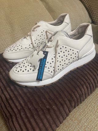 Zapatos beige  mujer sin estrenar. Plantilla foam