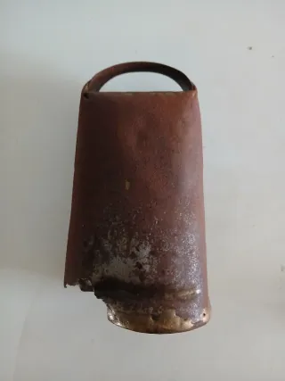 Cencerro antiguo de metal oxidado.