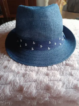 Sombrero azul de paja con anclas
