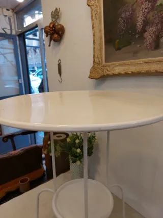 Tavolo rotondo bianco in metallo