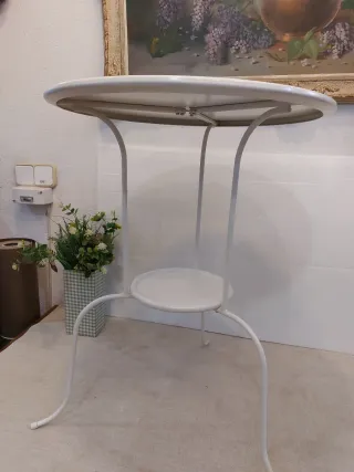 Tavolo rotondo bianco in metallo