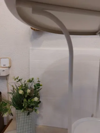 Tavolo rotondo bianco in metallo