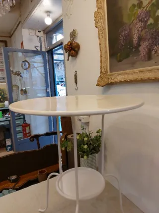 Tavolo rotondo bianco in metallo