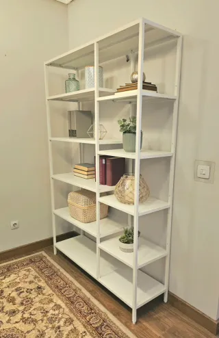 Estantería alta metálica blanca