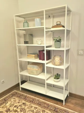 Estantería alta metálica blanca