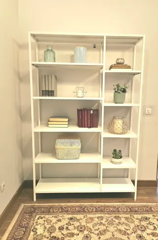 Estantería alta metálica blanca